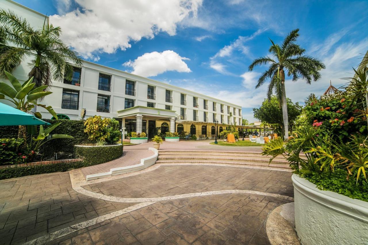 קינגסטון The Knutsford Court Hotel מראה חיצוני תמונה
